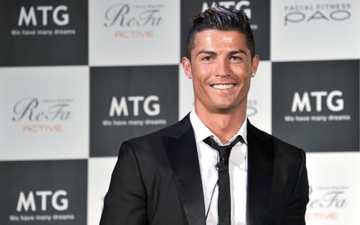 飞亚体育动态-帕奎塔庆祝时与队友叠罗汉